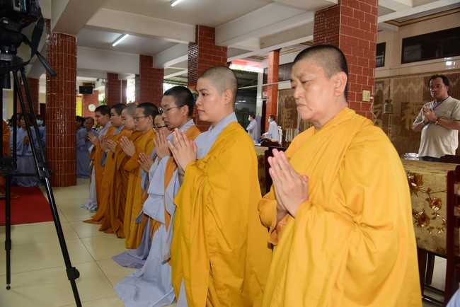 Ban Từ thiện Hoằng Pháp cúng dường trường hạ