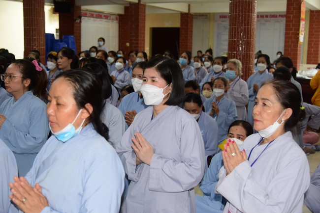 Ban Từ thiện Hoằng Pháp cúng dường trường hạ