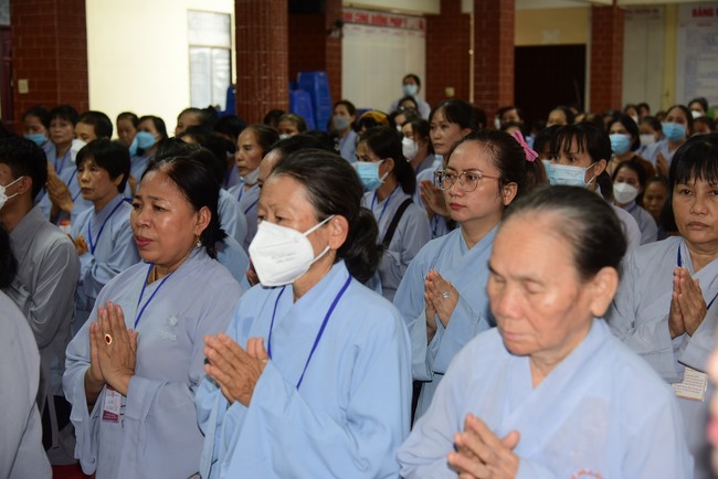 Ban Từ thiện Hoằng Pháp cúng dường trường hạ