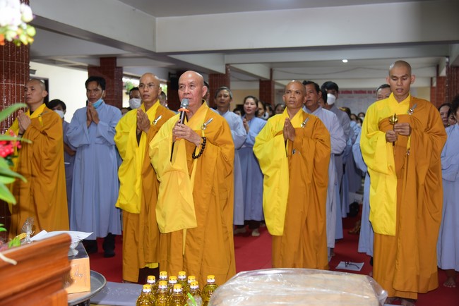 Ban Từ thiện Hoằng Pháp cúng dường trường hạ