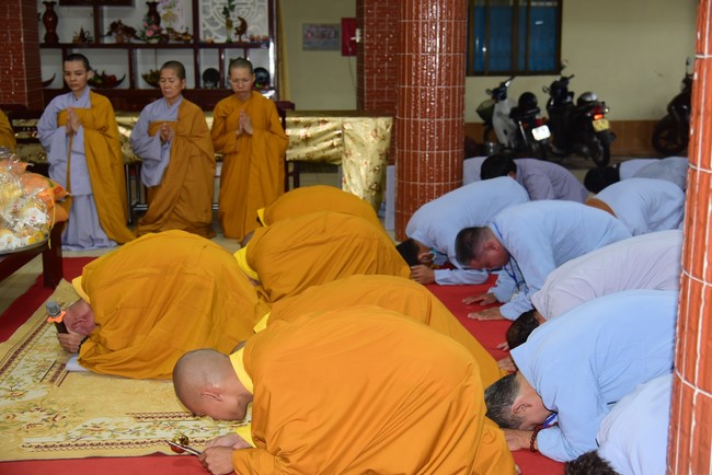 Ban Từ thiện Hoằng Pháp cúng dường trường hạ