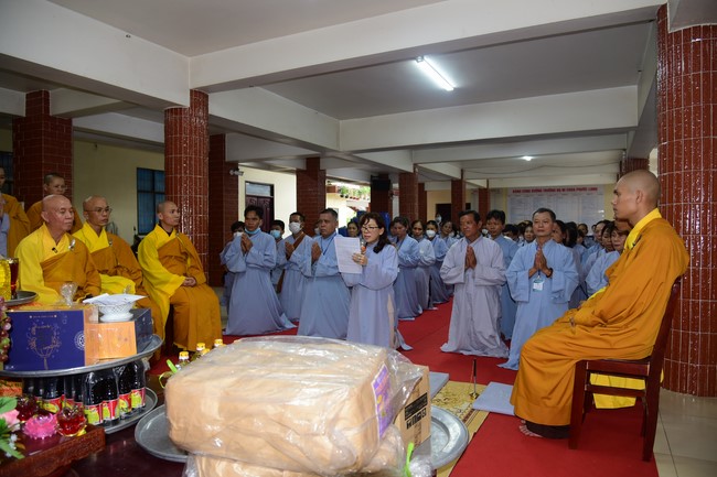 Ban Từ thiện Hoằng Pháp cúng dường trường hạ