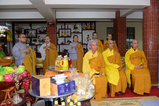 Ban Từ thiện Hoằng Pháp cúng dường trường hạ