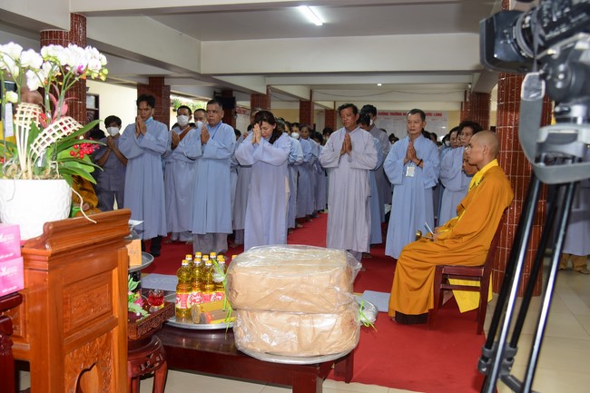 Ban Từ thiện Hoằng Pháp cúng dường trường hạ