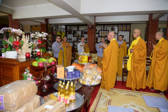 Ban Từ thiện Hoằng Pháp cúng dường trường hạ