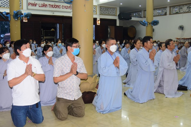 Ban Từ thiện Hoằng Pháp cúng dường trường hạ