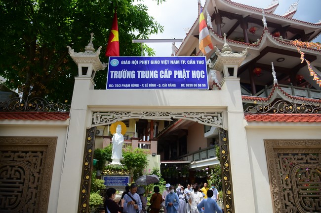 Ban Từ thiện Hoằng Pháp cúng dường trường hạ