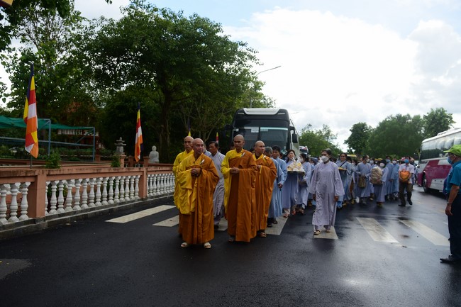 Ban Từ thiện Hoằng Pháp cúng dường trường hạ