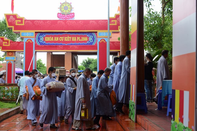 Ban Từ thiện Hoằng Pháp cúng dường trường hạ