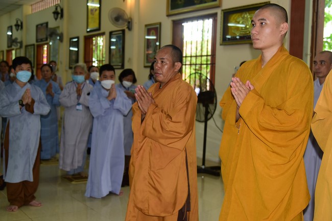 Ban Từ thiện Hoằng Pháp cúng dường trường hạ