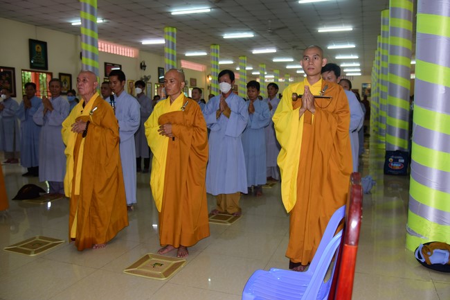 Ban Từ thiện Hoằng Pháp cúng dường trường hạ