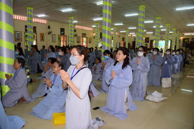 Ban Từ thiện Hoằng Pháp cúng dường trường hạ