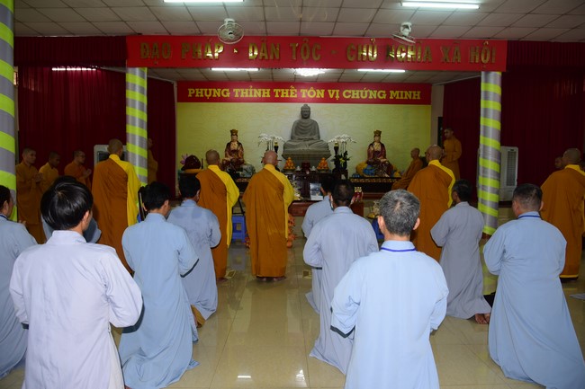 Ban Từ thiện Hoằng Pháp cúng dường trường hạ