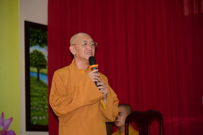 Ban Từ thiện Hoằng Pháp cúng dường trường hạ