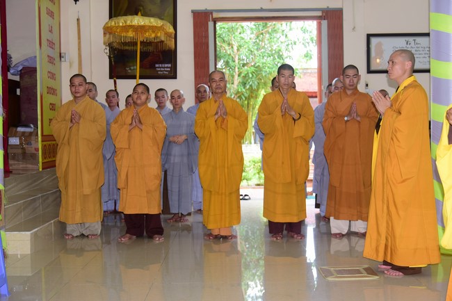 Ban Từ thiện Hoằng Pháp cúng dường trường hạ