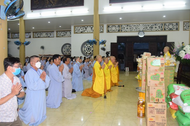 Ban Từ thiện Hoằng Pháp cúng dường trường hạ