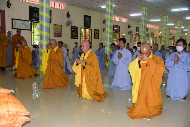 Ban Từ thiện Hoằng Pháp cúng dường trường hạ