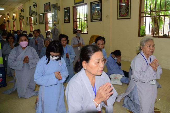 Ban Từ thiện Hoằng Pháp cúng dường trường hạ