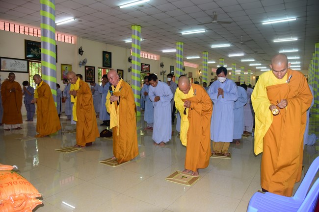 Ban Từ thiện Hoằng Pháp cúng dường trường hạ