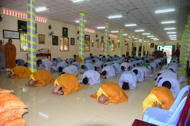 Ban Từ thiện Hoằng Pháp cúng dường trường hạ