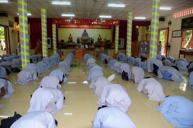 Ban Từ thiện Hoằng Pháp cúng dường trường hạ