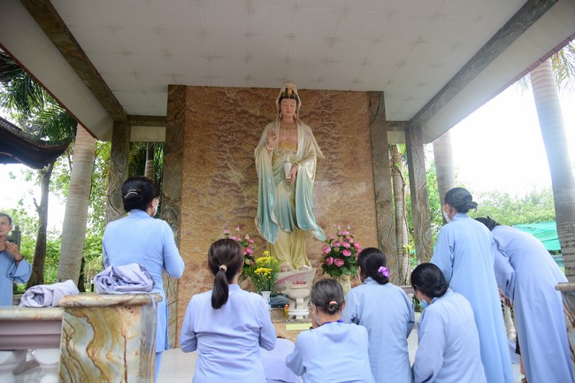 Ban Từ thiện Hoằng Pháp cúng dường trường hạ