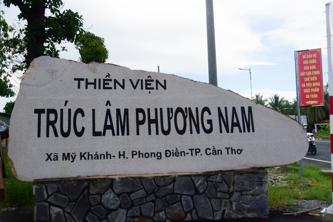 Ban Từ thiện Hoằng Pháp cúng dường trường hạ