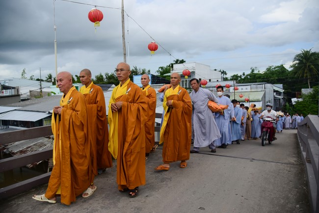Ban Từ thiện Hoằng Pháp cúng dường trường hạ