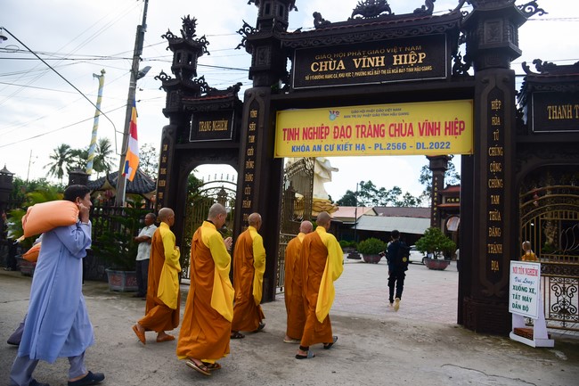 Ban Từ thiện Hoằng Pháp cúng dường trường hạ