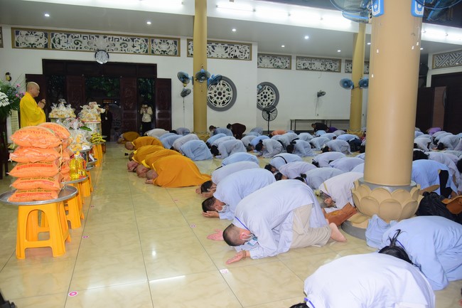 Ban Từ thiện Hoằng Pháp cúng dường trường hạ