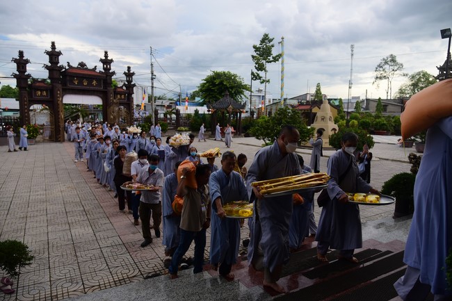 Ban Từ thiện Hoằng Pháp cúng dường trường hạ