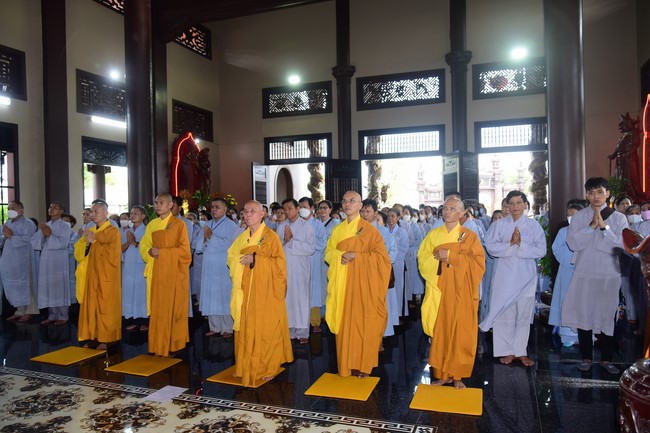 Ban Từ thiện Hoằng Pháp cúng dường trường hạ