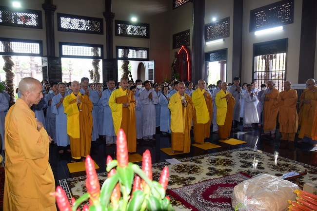 Ban Từ thiện Hoằng Pháp cúng dường trường hạ