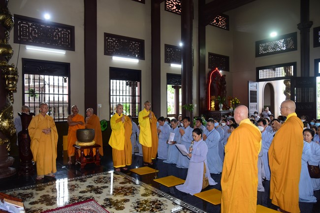 Ban Từ thiện Hoằng Pháp cúng dường trường hạ