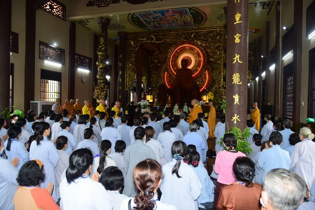 Ban Từ thiện Hoằng Pháp cúng dường trường hạ