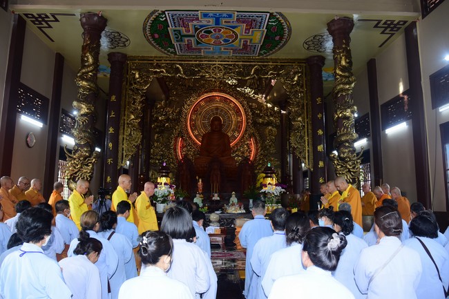 Ban Từ thiện Hoằng Pháp cúng dường trường hạ