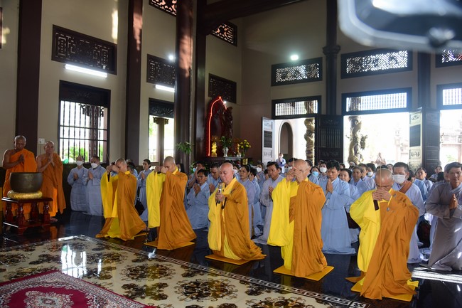 Ban Từ thiện Hoằng Pháp cúng dường trường hạ