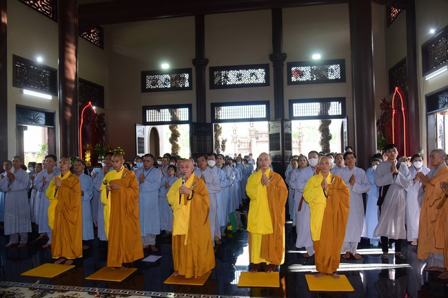 Ban Từ thiện Hoằng Pháp cúng dường trường hạ