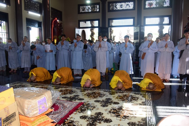 Ban Từ thiện Hoằng Pháp cúng dường trường hạ