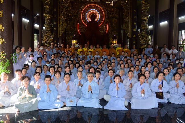 Ban Từ thiện Hoằng Pháp cúng dường trường hạ