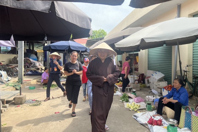 Charity in sowing blessing of Dong Cao Pagoda