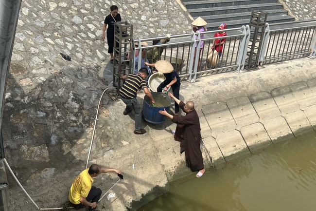 Charity in sowing blessing of Dong Cao Pagoda