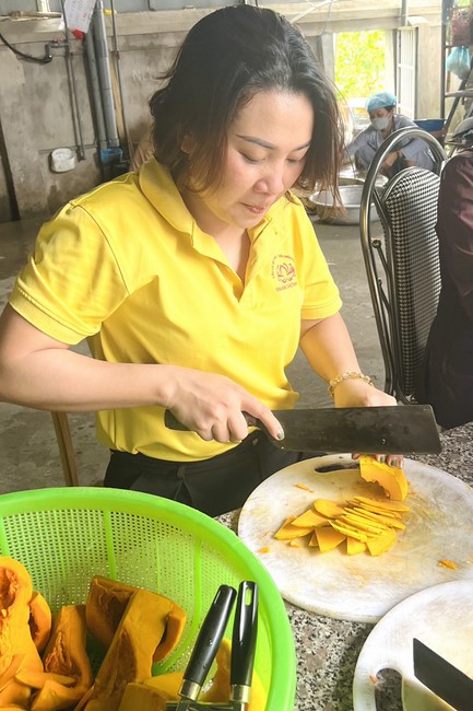 Charity in sowing blessing of Dong Cao Pagoda