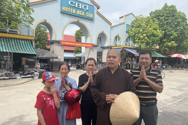 Charity in sowing blessing of Dong Cao Pagoda