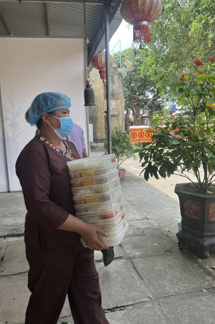 Charity in sowing blessing of Dong Cao Pagoda