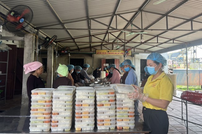 Charity in sowing blessing of Dong Cao Pagoda