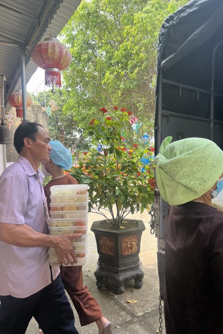 Charity in sowing blessing of Dong Cao Pagoda