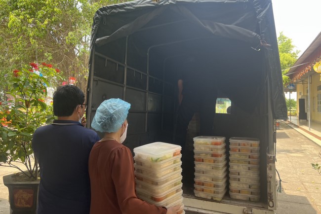 Charity in sowing blessing of Dong Cao Pagoda