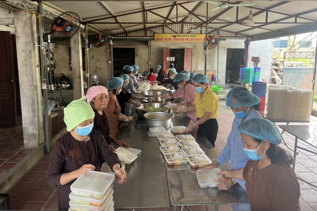 Charity in sowing blessing of Dong Cao Pagoda