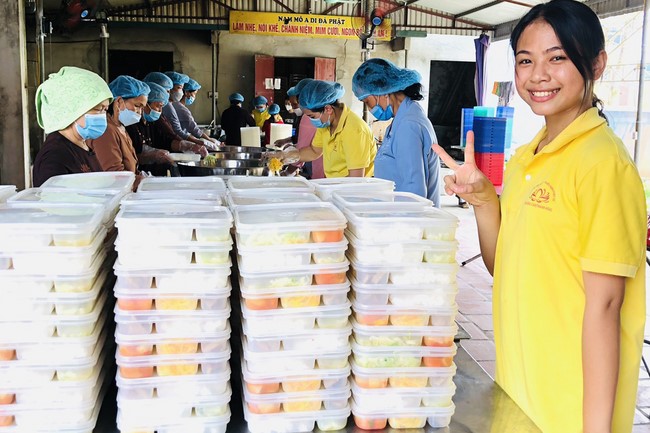 Charity in sowing blessing of Dong Cao Pagoda
